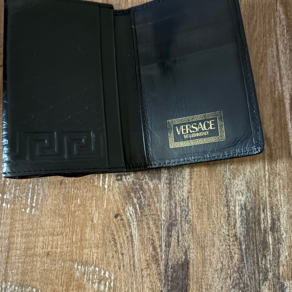 Versace Black and Gold Wallet - Picture 2 of 6